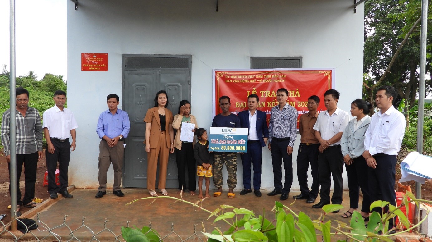 UBMTTQ Việt Nam huyện Ea H’Leo bàn giao 3 căn nhà đại đoàn kết cho hộ nghèo ở thị trấn Ea Drăng